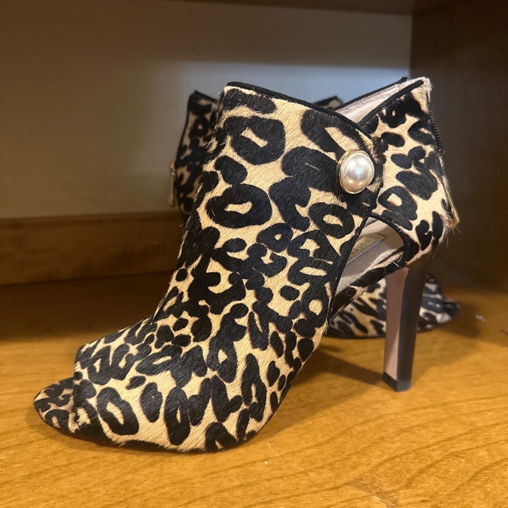 Leopard heel peep toe